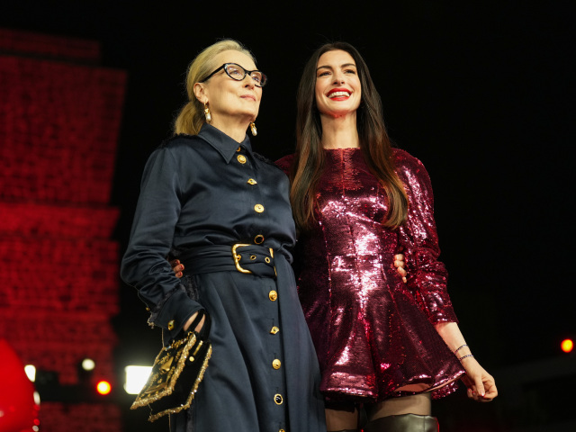 Anne Hathaway (vľavo) a Meryl Streep