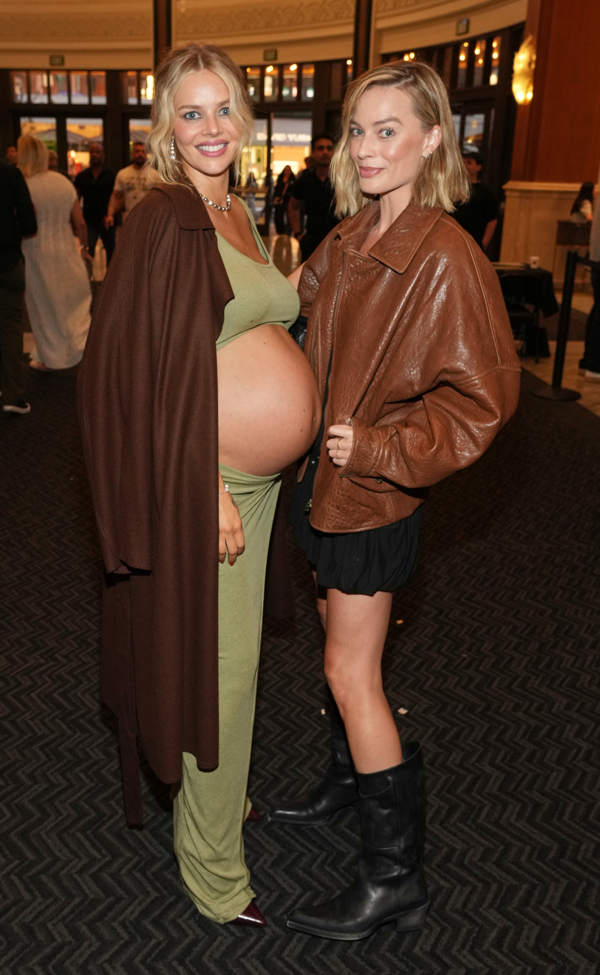 Samara Weaving (vľavo) a Margot Robbie