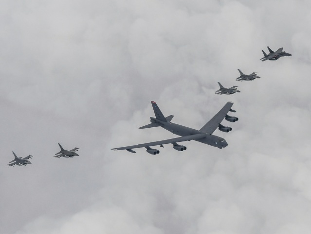 Americký bombardér B-52, stíhačky, lietadlá, strategické letectvo