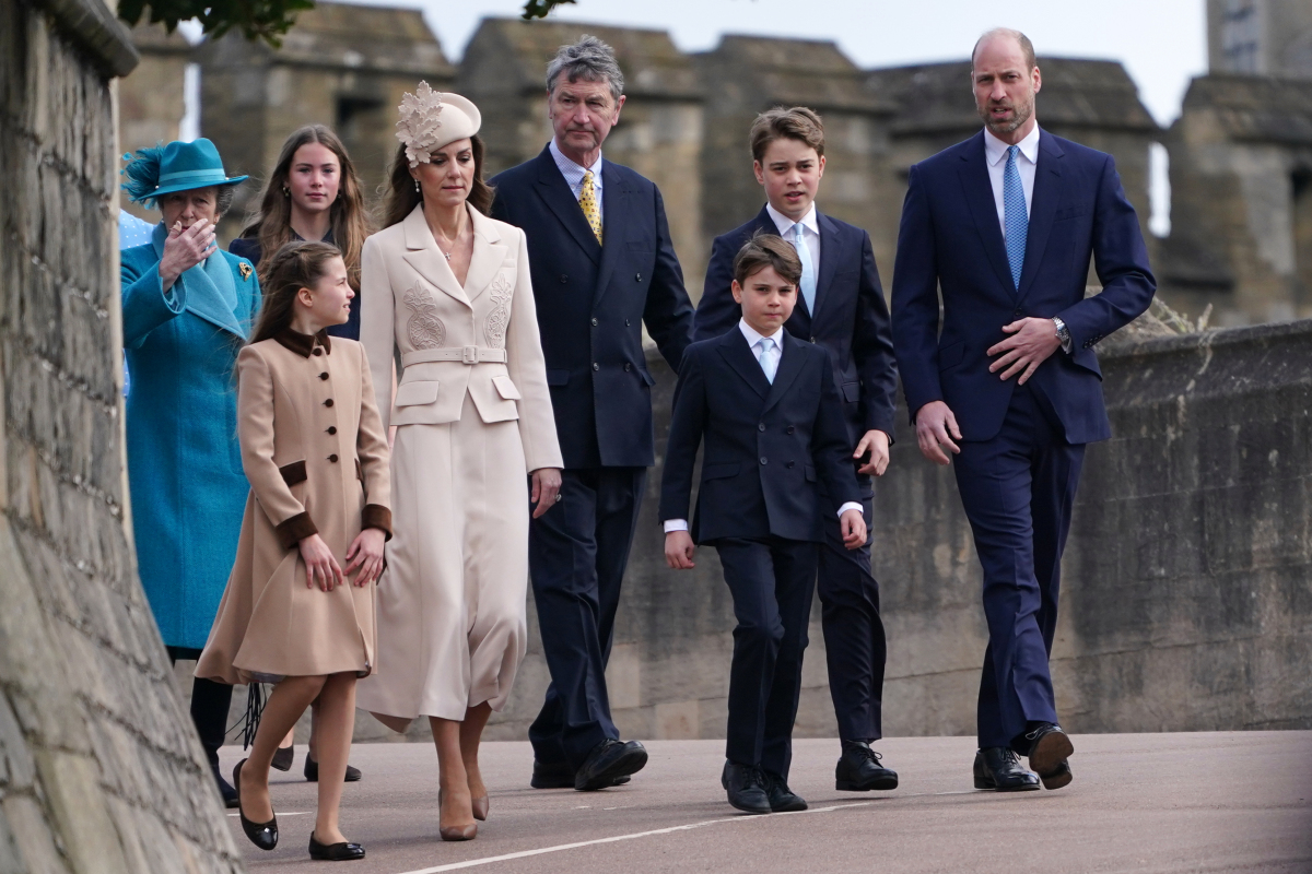 Britská princezná Anne (zľava), princezná Charlotte, Kate, princezná z Walesu, Timothy Laurence, princ Louis, princ George a William, princ z Walesu,