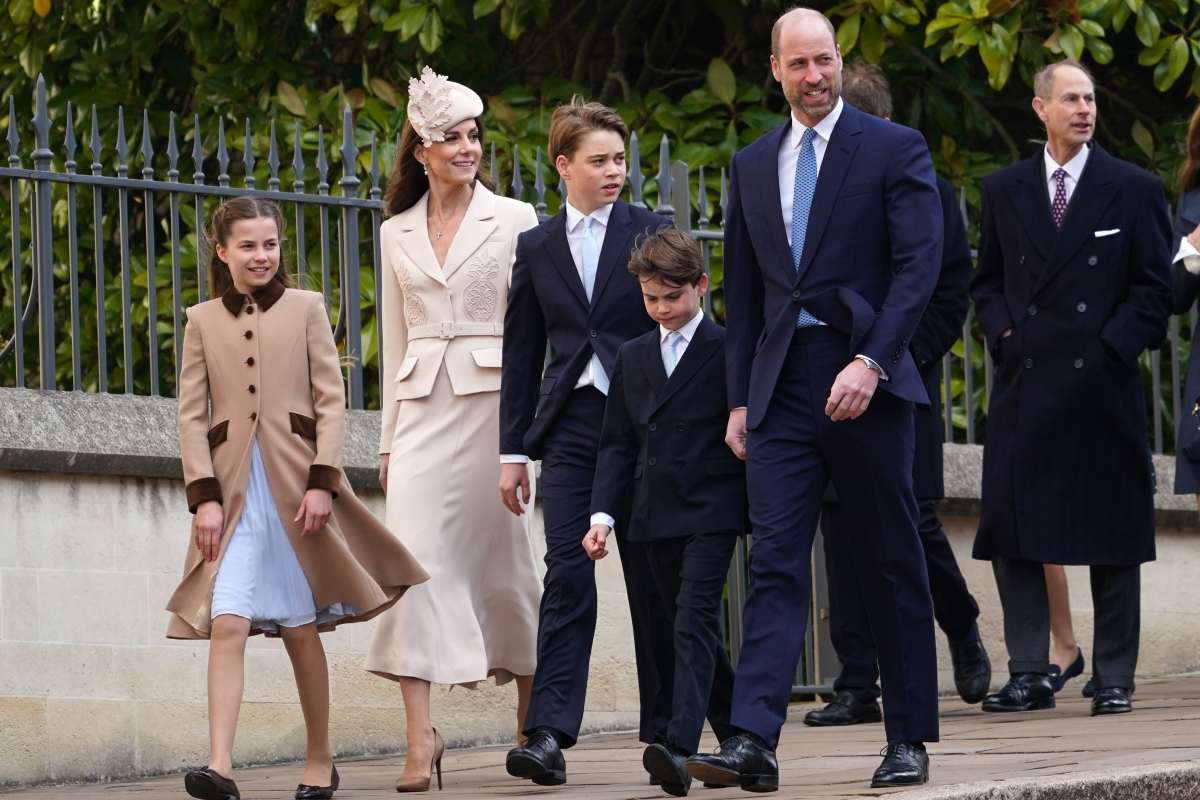 Britská princezná Charlotte (zľava), Kate, princezná z Walesu, princ George, princ Louis, William, princ z Walesu, a princ Edward