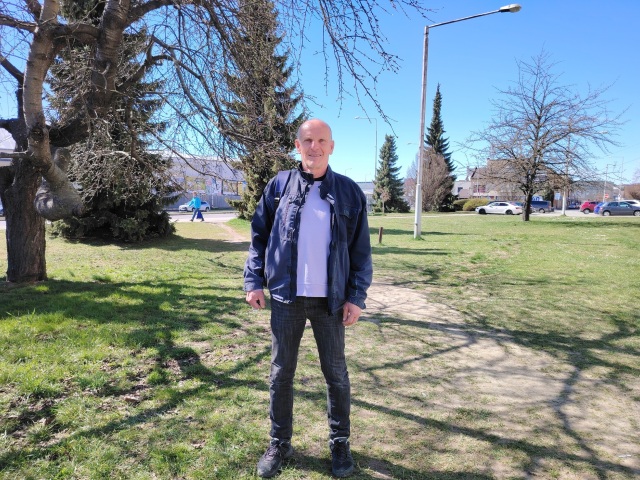 Milan z Liptovského Mikuláša stojí na mieste, kde má vzniknúť Park olympijských víťazov. Tento nápad víta.