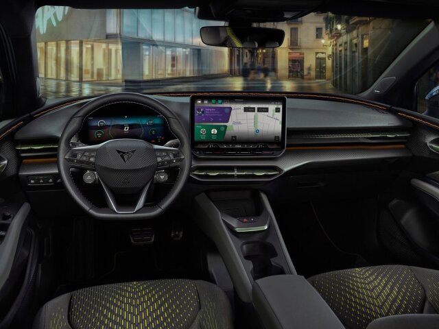 Interiér je orientovaný vyslovene na vodiča. Raval dostal dokonca plnohodnotný prístrojový panel, nielen malý displej, ako poznáme z iných koncernových elektromobilov.