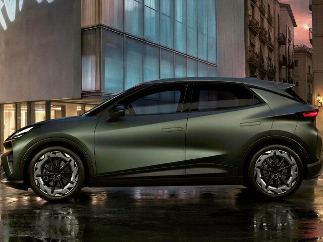 Z profilu pripomína Cupra Raval skôr malé kupé či hothatch, než klasický hatchback. A ešte k tomu bude mať o 15 mm nižší podvozok v porovnaní s koncernovými súrodencami.
