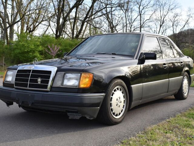 Tento Mercedes-Benz W124 z roku 1991 je doráňaný zo všetkých strán. Ale stále jazdí. Pritom za svoj život prešiel viac ako 1,7 milióna kilometrov.