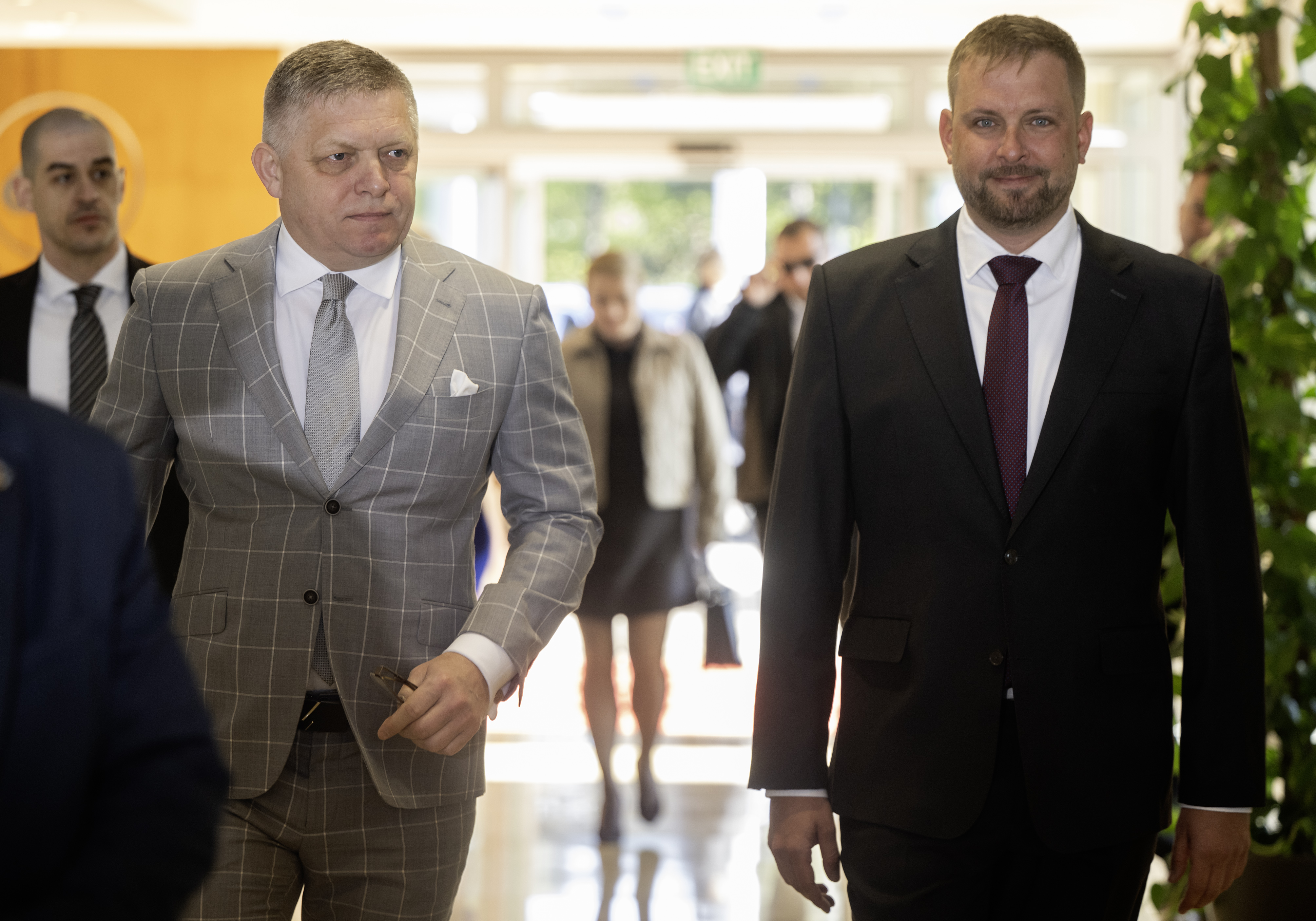 Na snímke zľava premiér SR Robert Fico (Smer-SD) a minister zdravotnícva SR Kamil Šaško (Hlas-SD) prichádzajú na celonárodnú odbornú konferenciu Ministerstva zdravotníctva SR (MZSR) o efektivite financovania a fungovania nemocníc vo štvrtok 9. apríla 2026 v Bratislave.