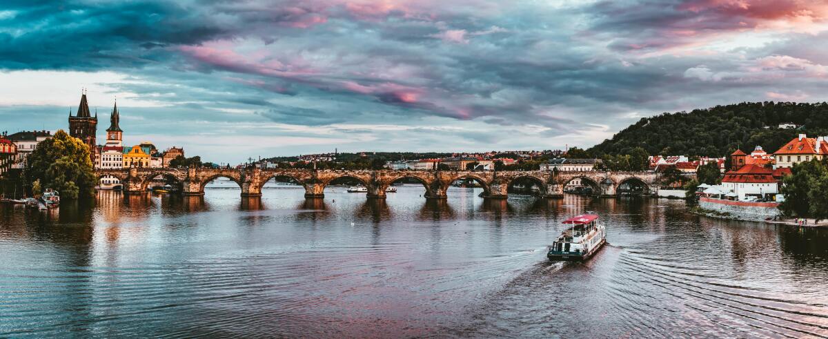 Koľko sôch a súsoší zdobí Karlov most?