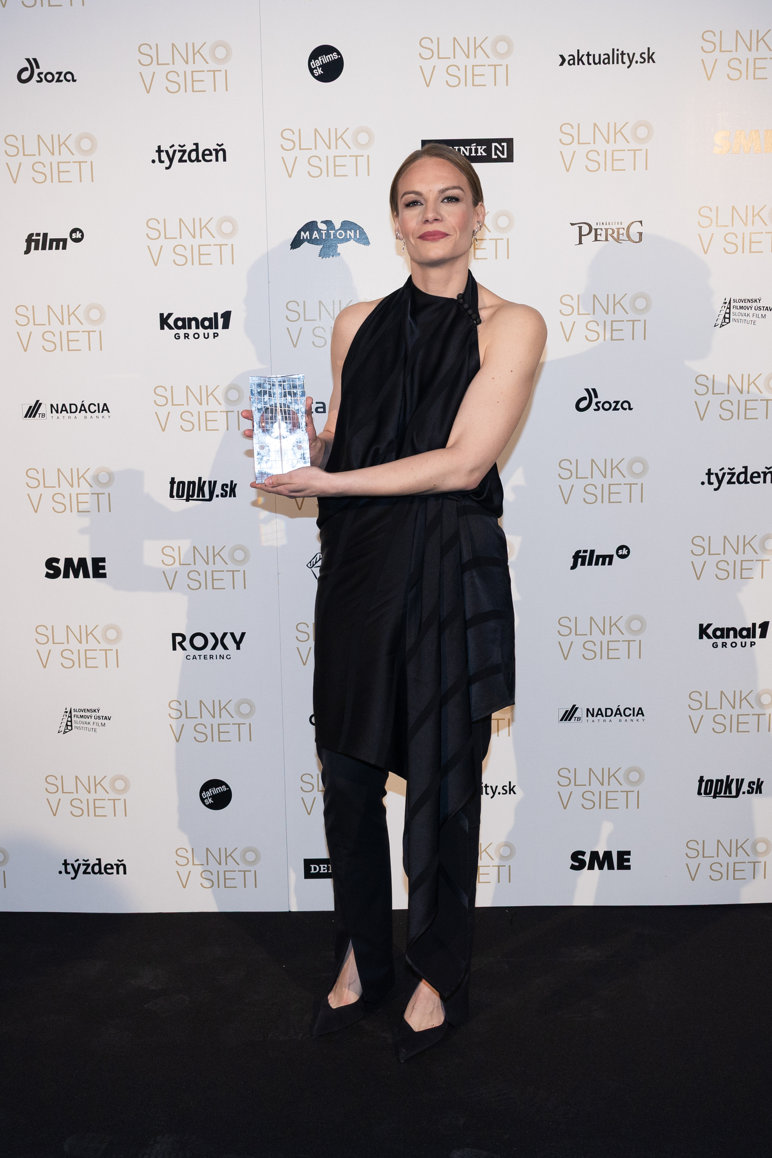 Herečka Juliana Brutovská s cenou za film Karavan.