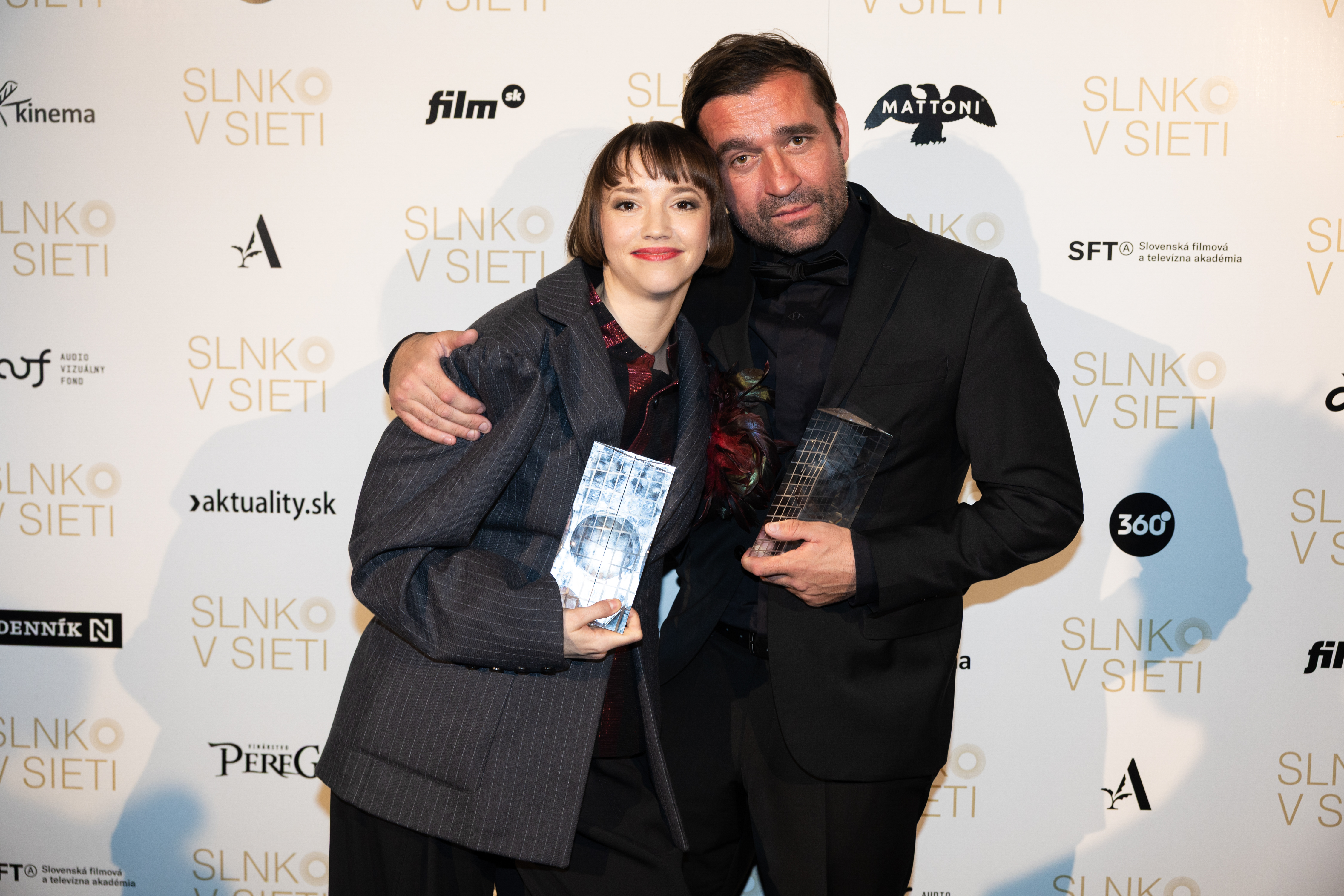 Režisérka Tereza Nvotová a herec Milan Ondrík s cenami Slnko v sieti za film Otec.