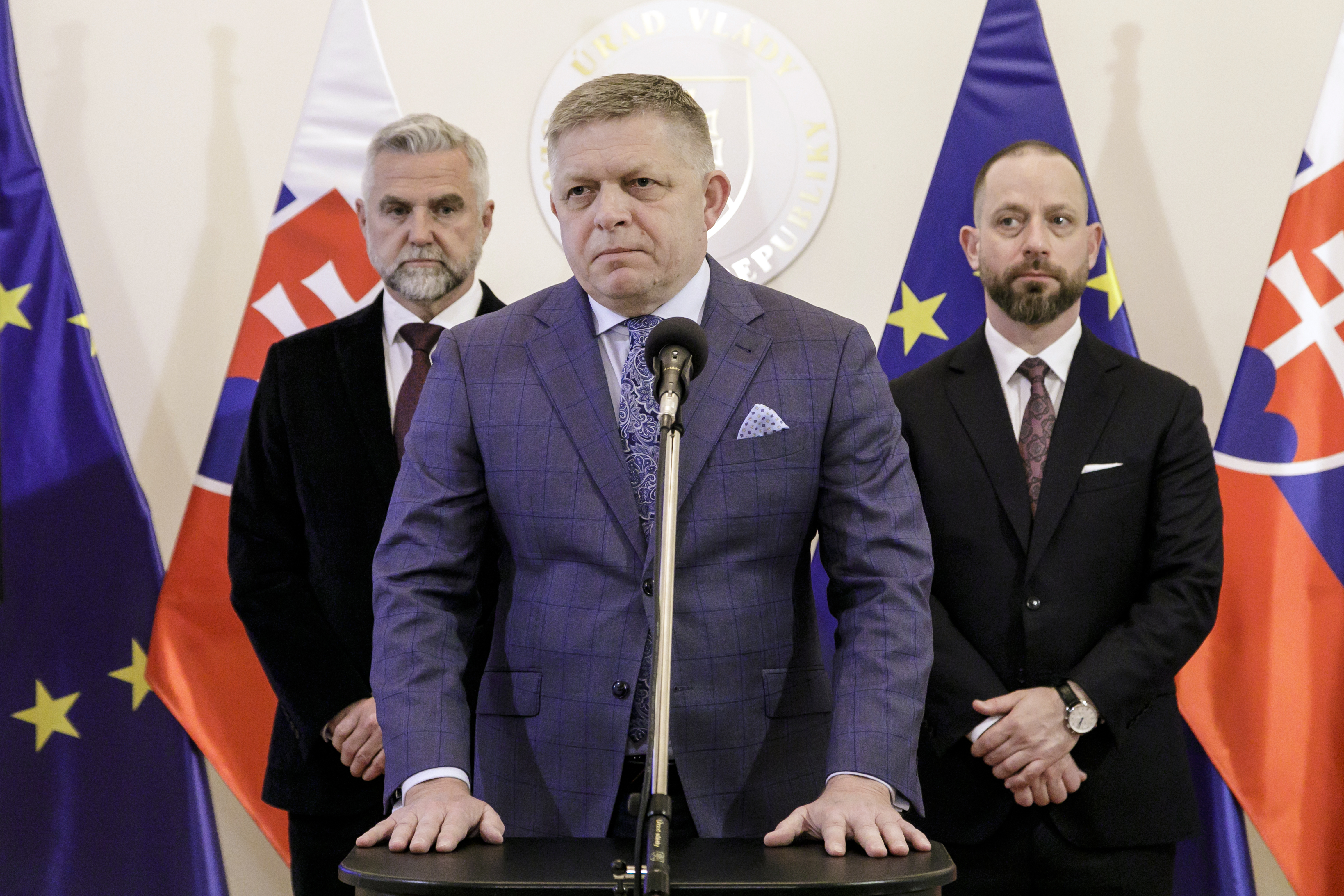 Na snímke zľava podpredseda Národnej rady SR Tibor Gašpar, predseda vlády SR Robert Fico a poradca predsedu vlády Marek Para počas tlačovej konferencie k aktuálnym politickým témam v Bratislave 10. apríla 2026.