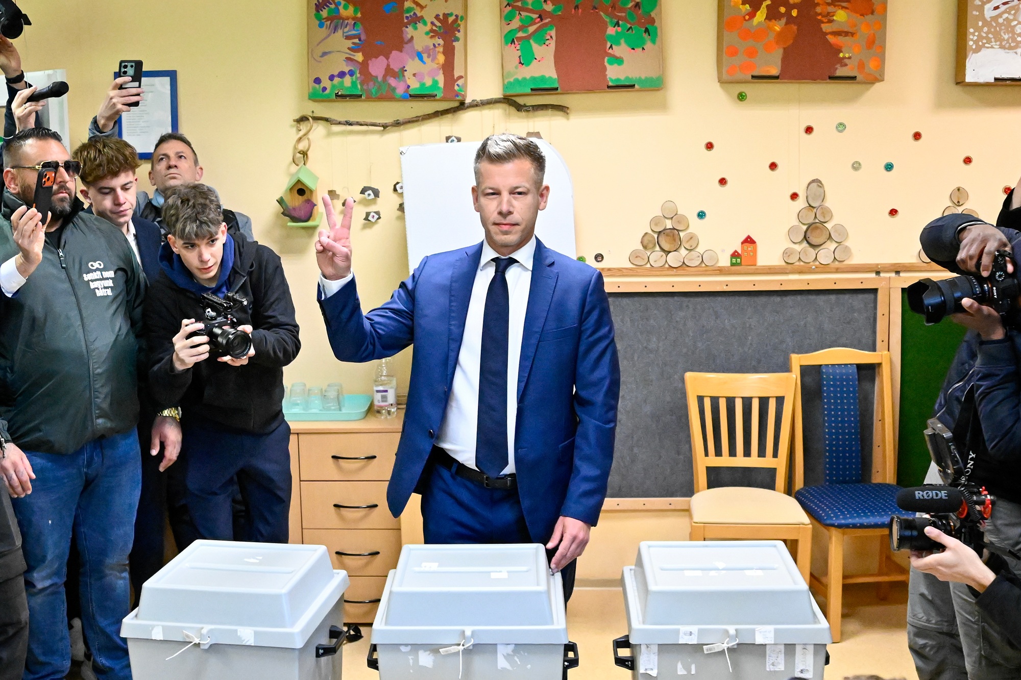 Péter Magyar, líder opozičnej strany Tisza, odovzdáva svoj hlasu vo volebnej miestnosti v Budapešti.
