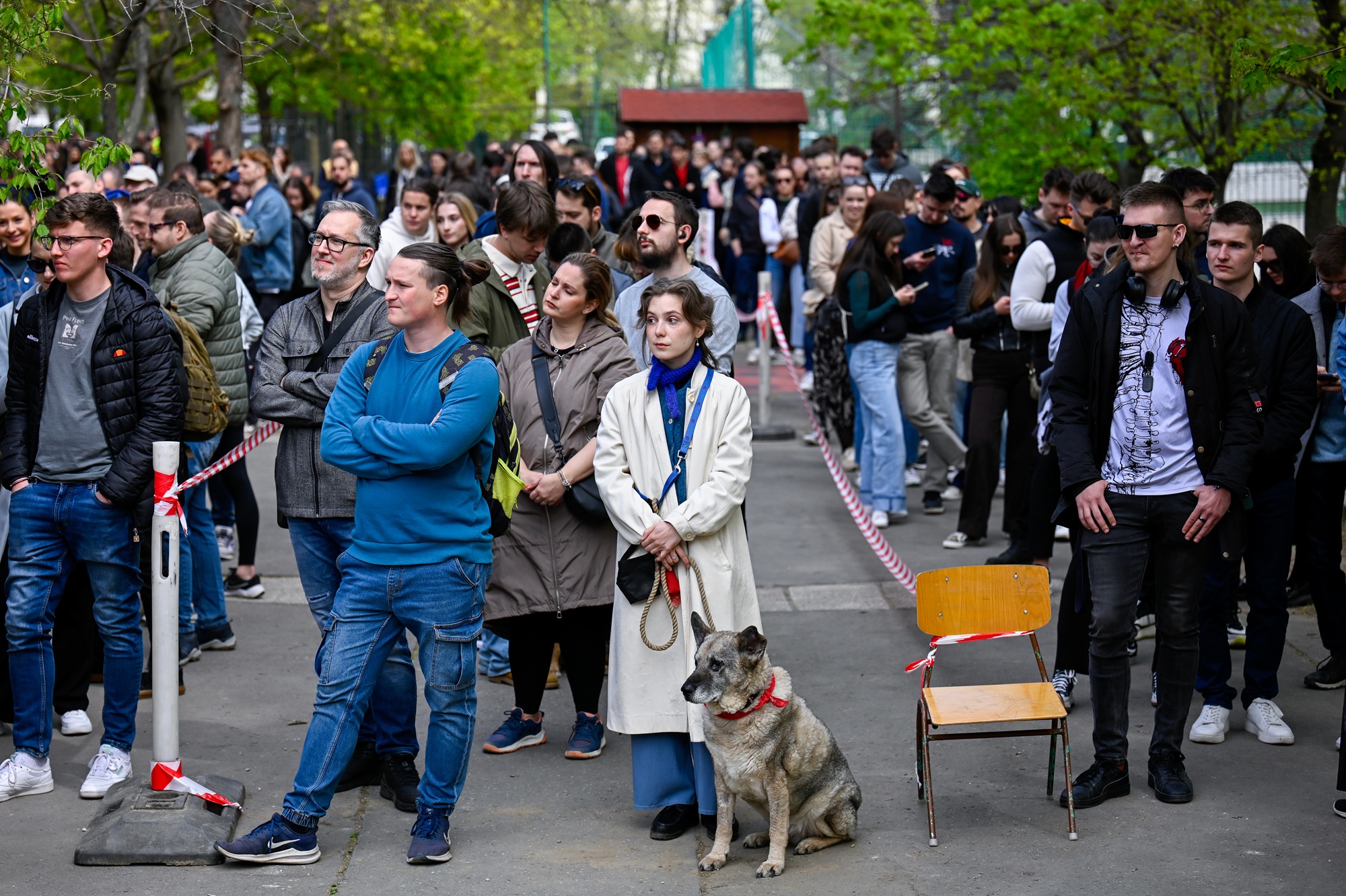 Ľudia stoja v rade pred volebnou miestnosťou počas maďarských parlamentných volieb v Budapešti.