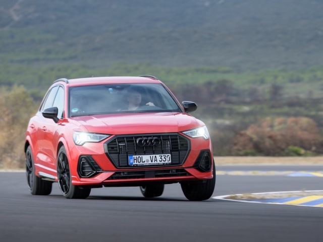 Testy prebiehali vo Francúzsku na Audi Q3, ktoré je typickým predstaviteľom SUV, ktoré používajú pneumatiky s profilom 255/45 R19.