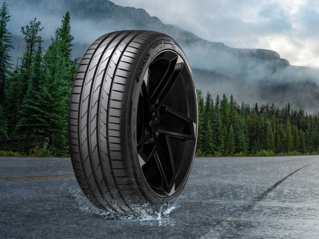 Víťazom testu sa stala kórejská pneumatika Hankook Ventus Evo. Predviedla krátke brzdné dráhy na mokrej aj suchej vozovke a jej odozva riadenia a spätná väzba boli presné a spoľahlivé.