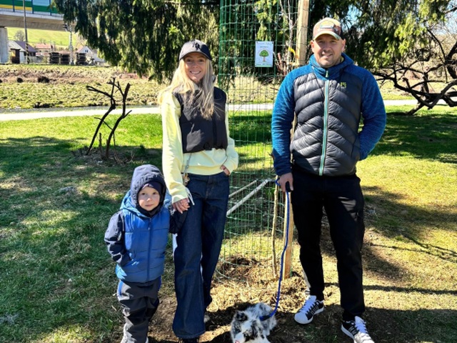 Nižníkovci – mama Karin, syn Lukas a otec Lukáš pózujú pri svojom strome.