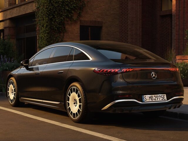 Špirálová grafika svetiel je síce zaujímavá, ale neladí s novšími Mercedesmi-Benz, ktoré používajú motív hviezd.