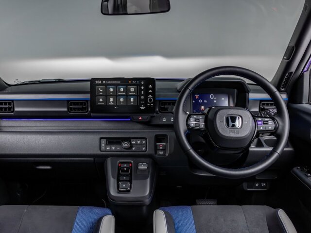 Infotainment s 9-palcovou obrazovkou pochádza z väčších modelov Hondy. Športový esprit prinášajú prepracované sedadlá a ambientné osvetlenie.