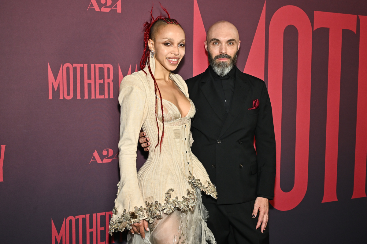 FKA twigs (vľavo) a režisér David Lowery