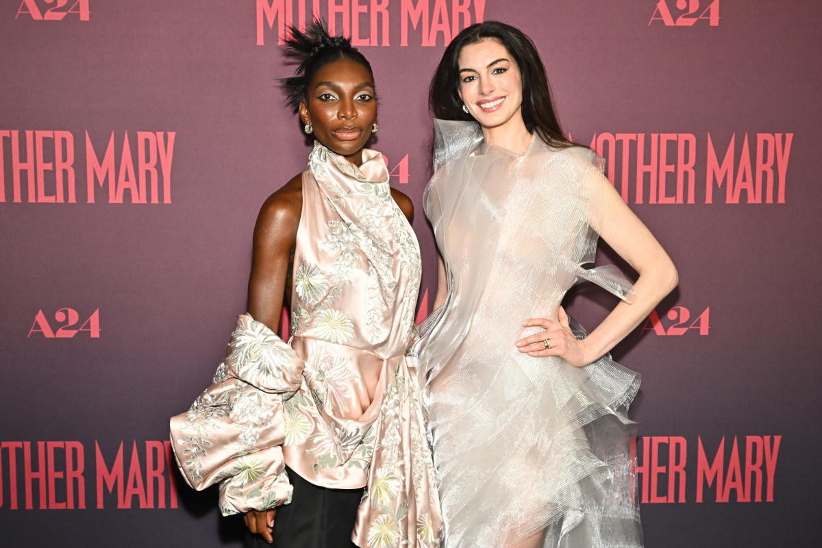 Michaela Coel (vľavo) a Anne Hathaway