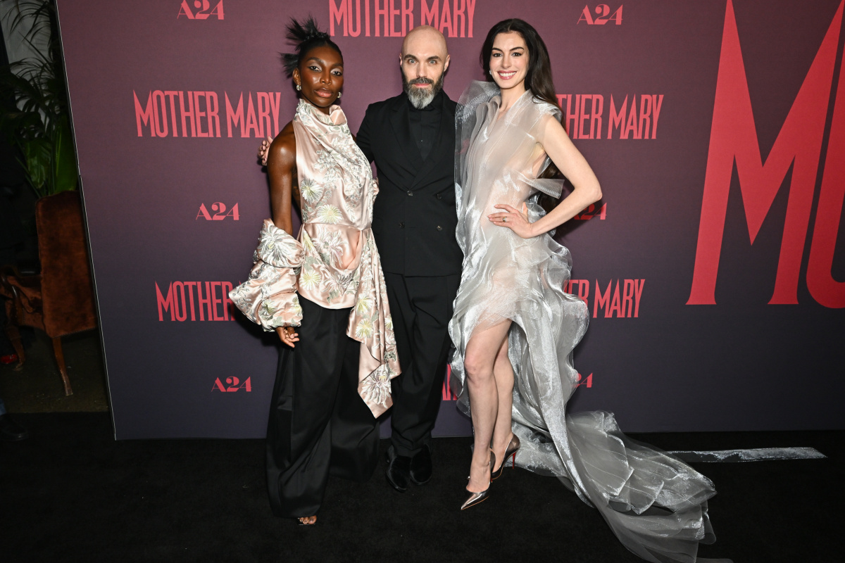 Michaela Coel, zľava režisér David Lowery a Anne Hathaway