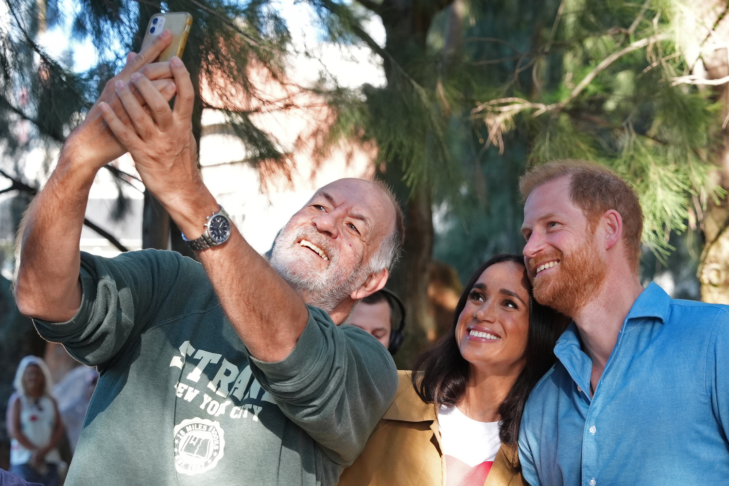 Prince Harry a jeho manželka Meghan si robia selfie s fanúšikmi v Austrálii. Pred návštevou Scar Tree Walk v Melbourne.