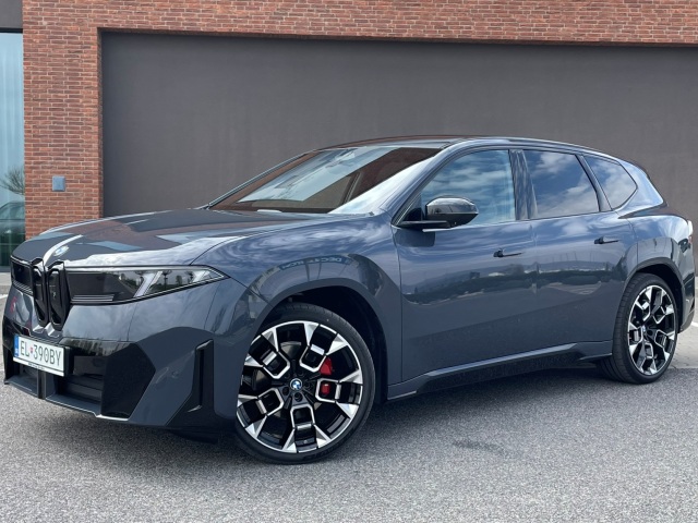 BMW iX otvára nielen novú kapitolu v oblasti technológie, ale aj nový štylistický smer. Na jeho dizajn si ale musíte chvíľu zvykať. Nie je to lákadlo na prvý pohľad, ako kedysi. Menšími vertikálnymi ľadvinkami však už nepolarizuje tak ako napríklad BMW iX.