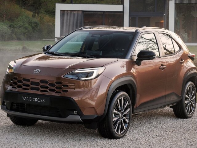 Podľa vzoru novej Toyoty RAV4 a modernizovanej Corolly Cross dostal aj Yaris Cross lakovanú prednú masku s motívom včelieho plástu. Nové sú však aj svetlá.