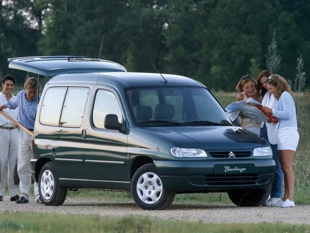 Berlingo predstavil Citroën v roku 1996 na autosalóne v Hannoveri. Stálo síce na podvozku osobného Citroënu ZX, ale malo celkom novú karosériu. A k tomu sympatický pohľad menšieho Saxa.
