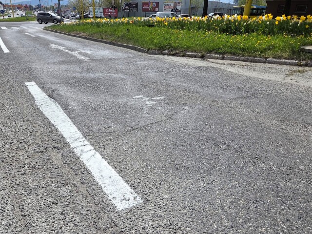 Hrboľ na Popradskej ulici v Košiciach je pascou pre autá. Mesto o ňom vie, cestu chce opraviť počas letných prázdnin.