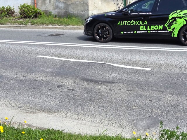 Hrboľ na Popradskej ulici v Košiciach je pascou pre autá. Mesto o ňom vie, cestu chce opraviť počas letných prázdnin.
