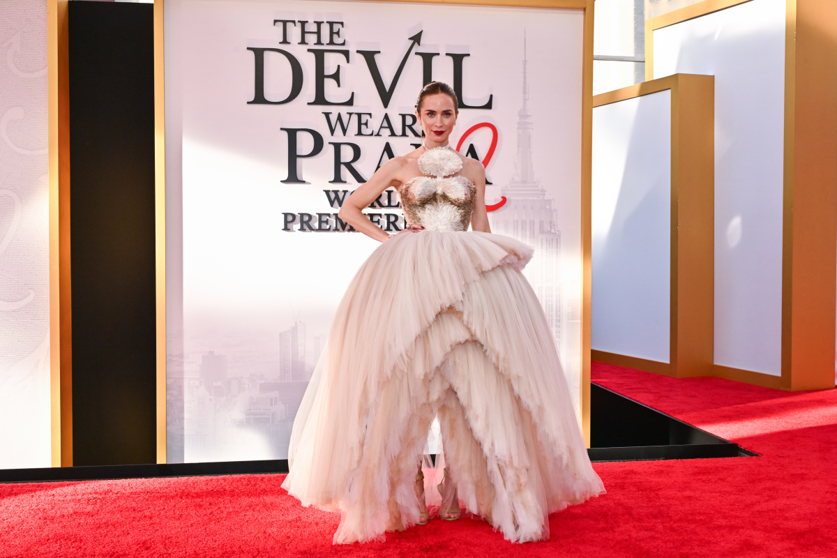 Herečka Emily Blunt v róbe Schiaparelli Haute Couture. 