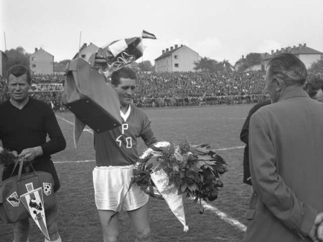 Ladislav Pavlovič na archívnej snímke z 11. mája 1966 počas svojho rozlúčkového zápasu na prešovskom štadióne Tatrana Prešov.