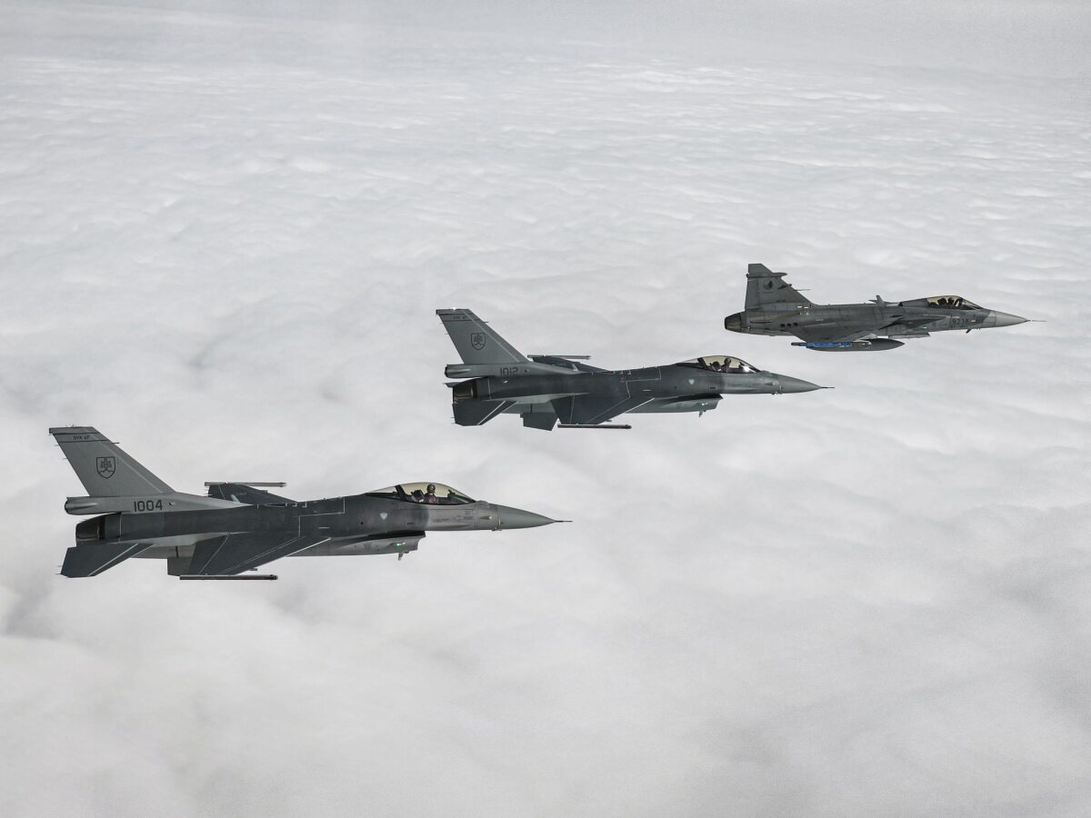 F-16 / Stíhačka /