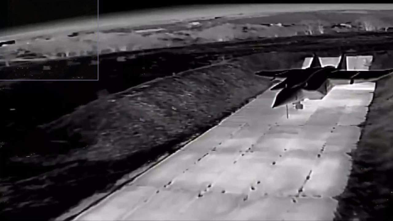 Záber SBU, ktorý má zachytávať ruský stroj MiG-31 krátko pred zásahom dronu na letisku Belbek na okupovanom Kryme.