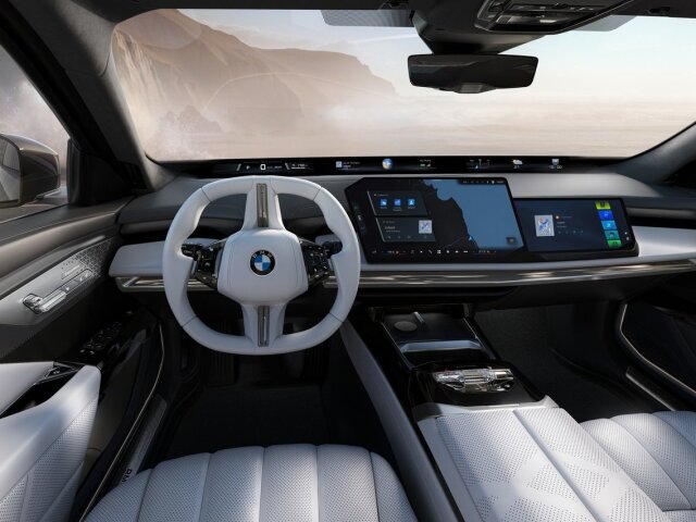 V interiéri neostal kameň na kameni. Nová palubná doska totiž nesie nové rozhranie Panoramic iDrive z Neue Klasse. Vplyv nových elektromobilov cítiť aj na volante s vertikálnymi ramenami.