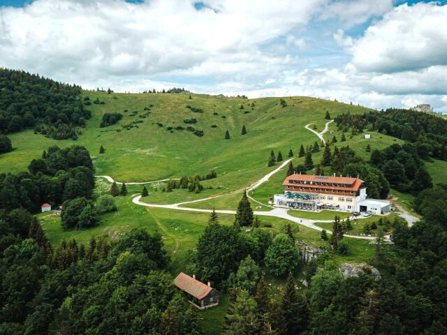 Hotel Kráľova studňa je cieľovou stanicou. Ide o známu križovatku turistických trás.