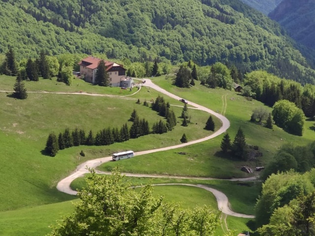 Špeciálne upravený autobus zdoláva náročný terén.