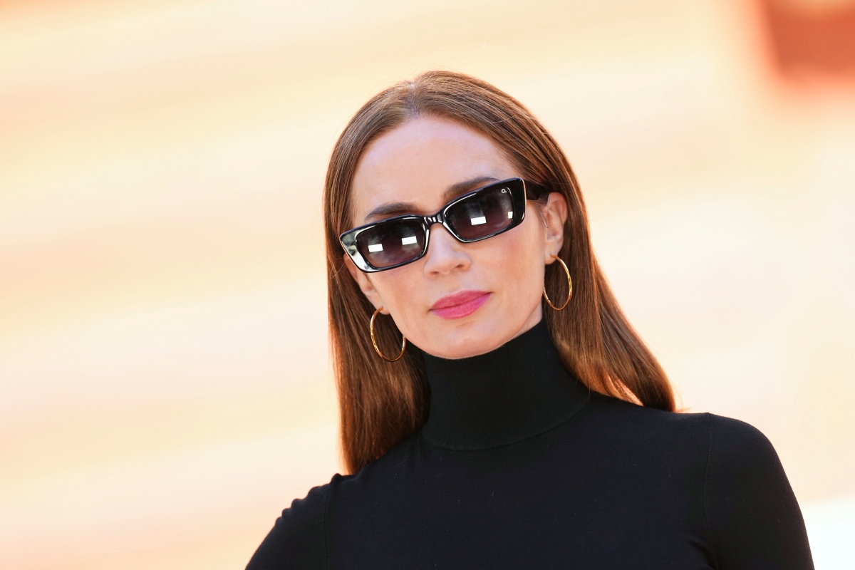 Herečka Emily Blunt pózuje so slnečnými okuliarmi. 
