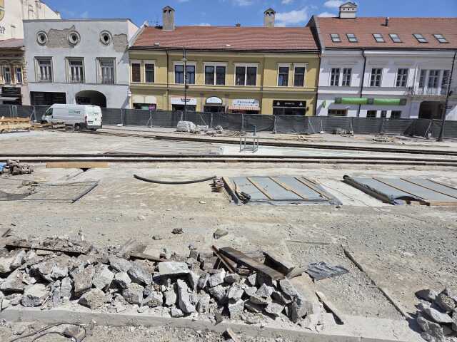 Práce na rekonštrukcii Hlavnej ulice pri Dolnej bráne idú podľa plánu. Do maratónu má byť všetko hotové.