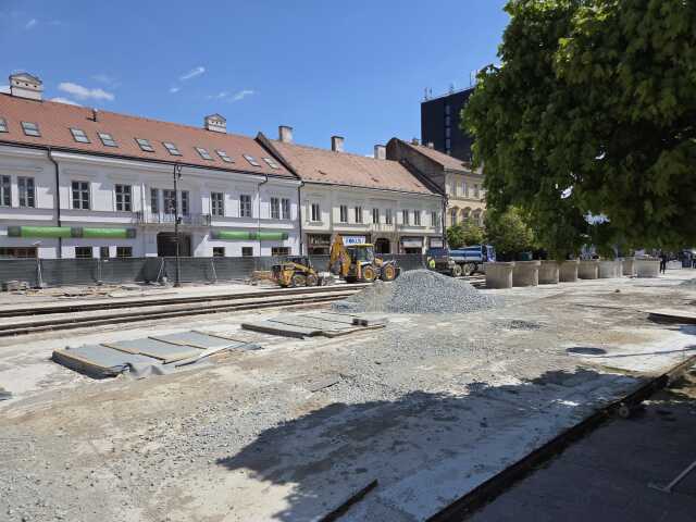 Práce na rekonštrukcii Hlavnej ulice pri Dolnej bráne idú podľa plánu. Do maratónu má byť všetko hotové.