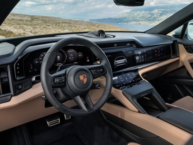 Interiér je na Porsche pomerne netradičný. Najväčšou novinkou je Flow Display, teda zakrivená obrazovka, ktorá prechádza z palubnej dosky do stredovej konzoly. V Porsche si ale dali záležať aj na hardvérových prvkoch.
