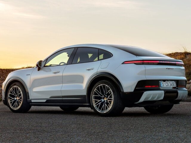 Obzvlášť športovo pôsobí Cayenne Coupé s 22-palcovými diskami, ktoré sú súčasťou balíka Lightweight Sport.
