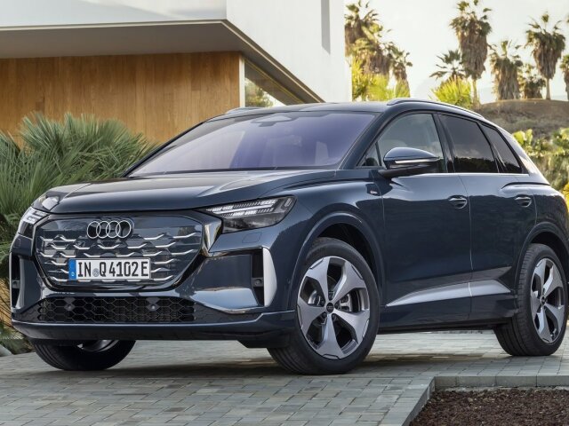 Modernizované Audi Q4 e-tron spoznáte najmä vďaka maske Singleframe, ktorá je odteraz lakovaná vo farbe karosérie. Nové sú aj dizajny kolies a paleta lakov, kde pribudli tri farby.