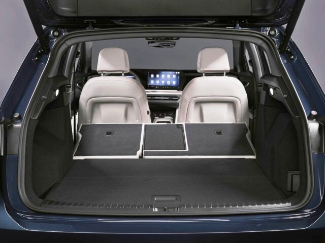 Audi Q4 e-tron je praktickým rodinným SUV. Ponúka kufor s objemom 515 až 1 487 litrov a 20 litrov odkladacích schránok v interiéri. Okrem toho môže ťahať príves s hmotnosťou do 1 800 kg.