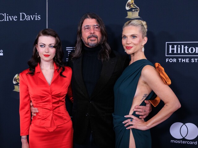 Violet Grohl spolu s rodičmi, Daveom Grohlom a Jordyn Blum.