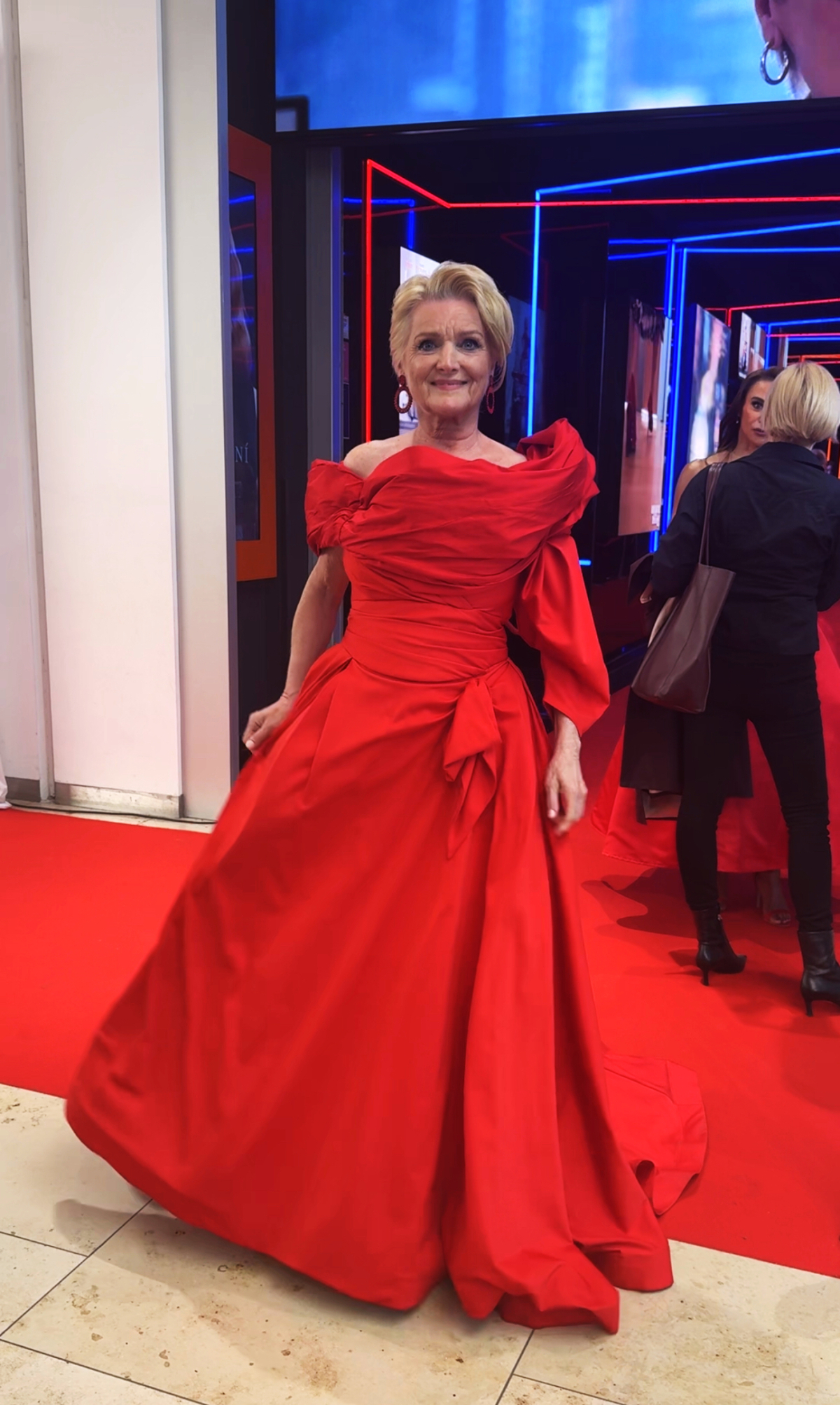 Herečka Ľudmila Mandžárová prišla na premiéru ako diva v červenom. 