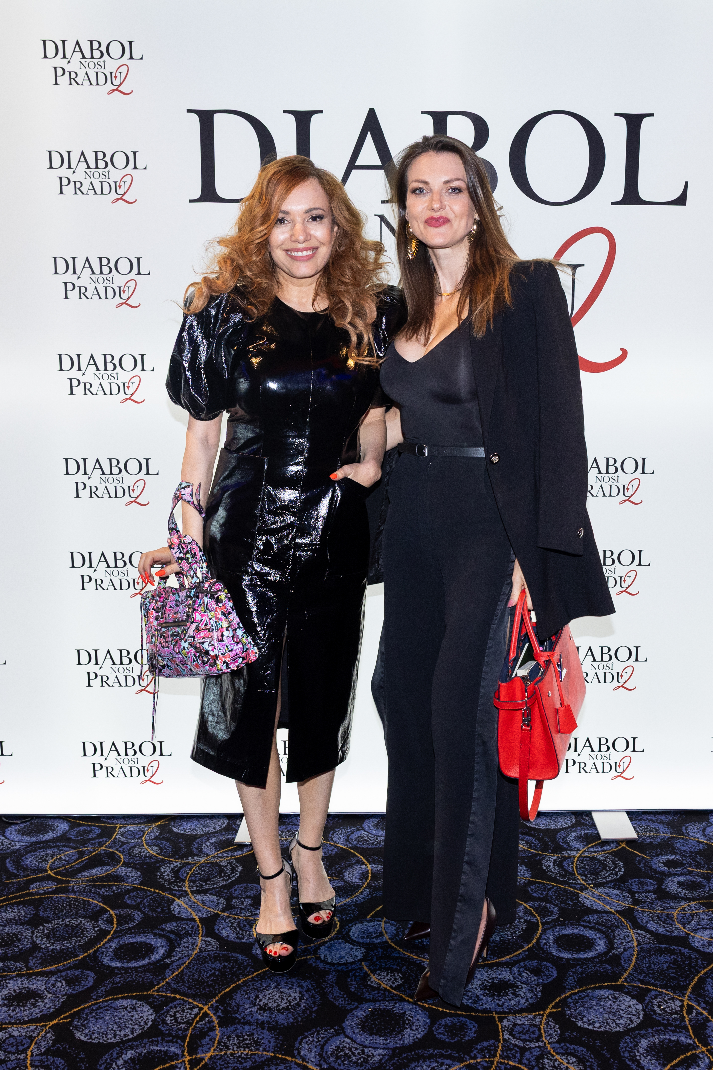 Speváčka Martina Schindlerová a moderátorka Vera Wisterová na premiére filmu Diabol nosí Pradu 2.