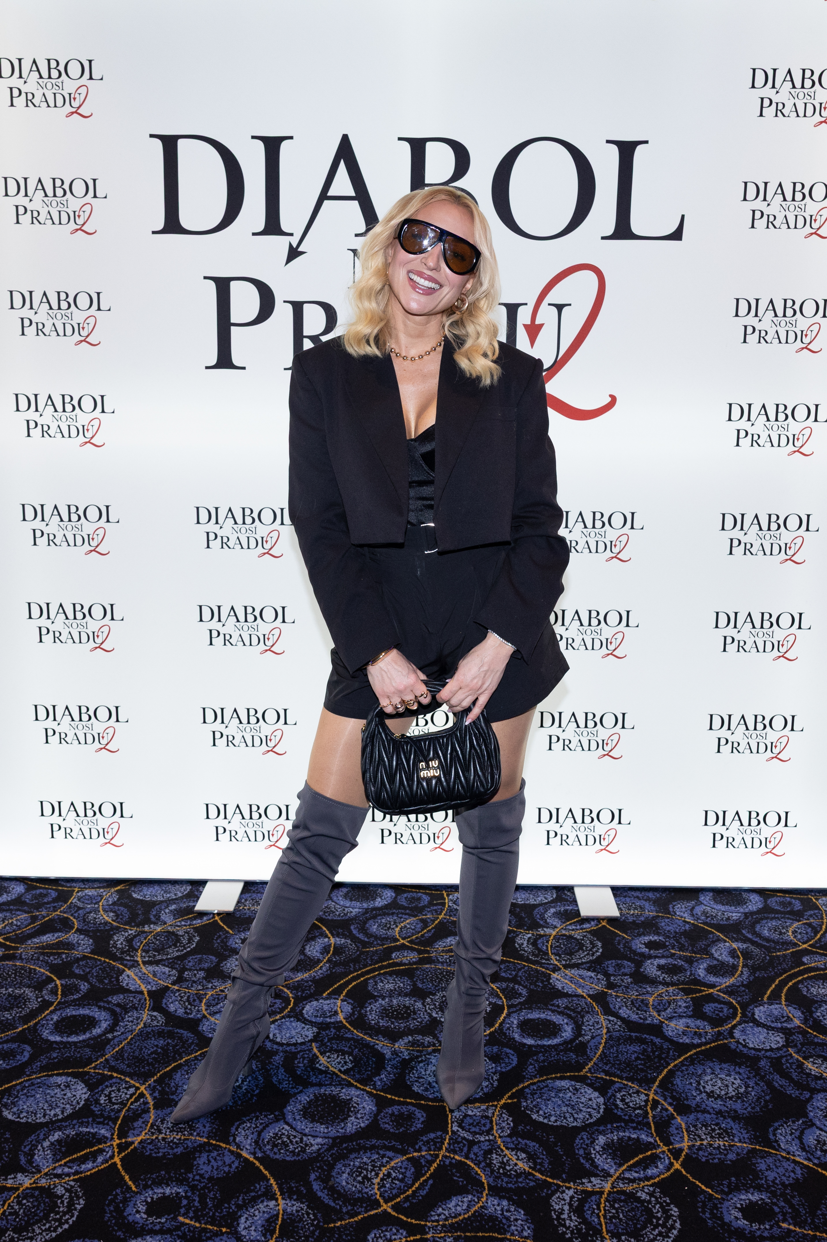 Moderátorka Simona Simanová na premiére filmu Diabol nosí Pradu 2.