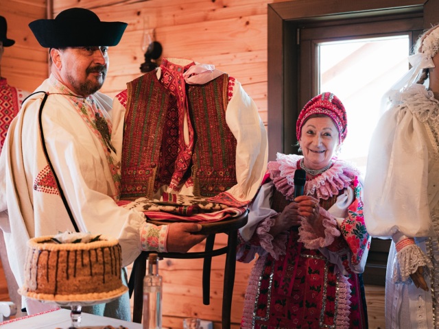 Stálu expozíciu V krojoch a príbehoch nájdu ľudia v malebnej bystrianskej drevenici.