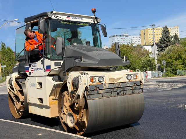 Výstavba kruhovej križovatky v Košiciach na Kostolianskej ceste ide do ďalšej fázy. V máji čakajú vodičov ďalšie obchádzky a obmedzenia.